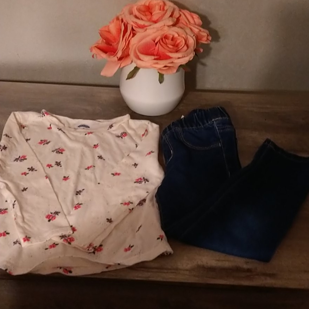 Long sleeve shirt size 4T and Dark wash leggings.